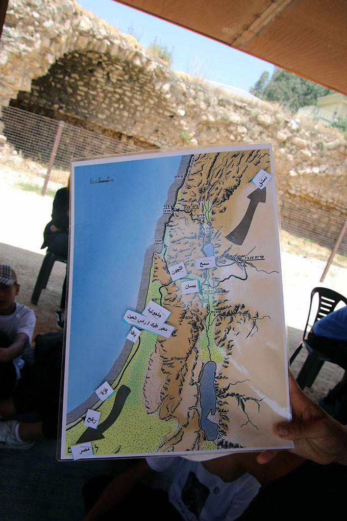 طلّاب طبقة الثوامن من اعدادية دار التربية والعلوم بجولة استكشافية لمعالم جلجولية 